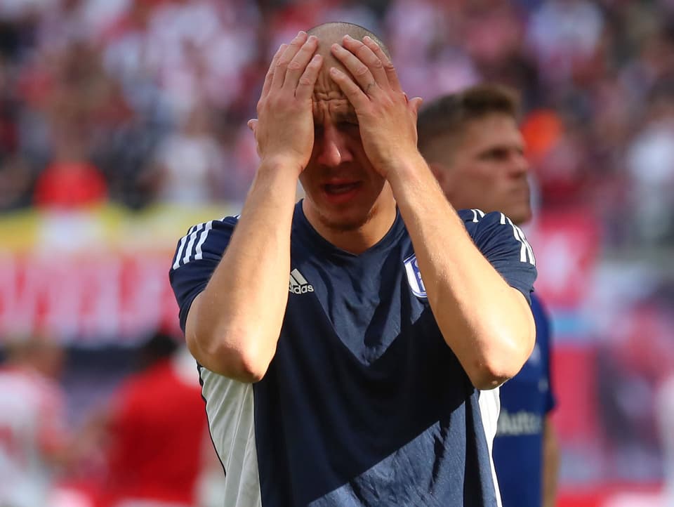Michael Frey weint nach dem Abstieg mit Schalke