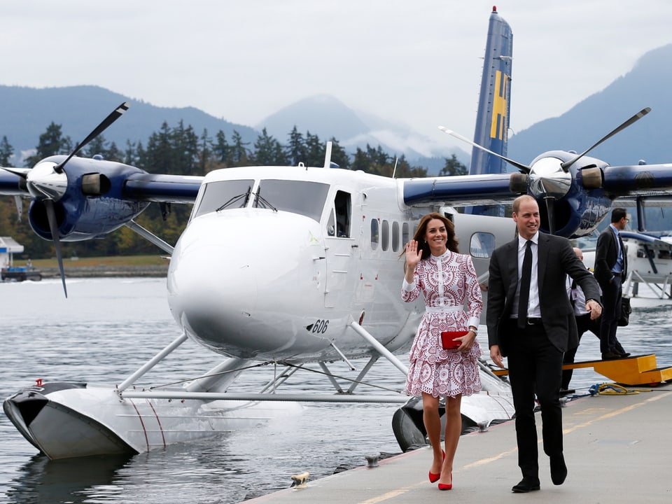 William und Kate vor einem Wasserflugzeug