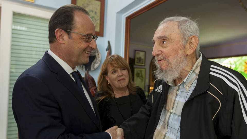 François Hollande und Fidel Castro schütteln sich die Hände.