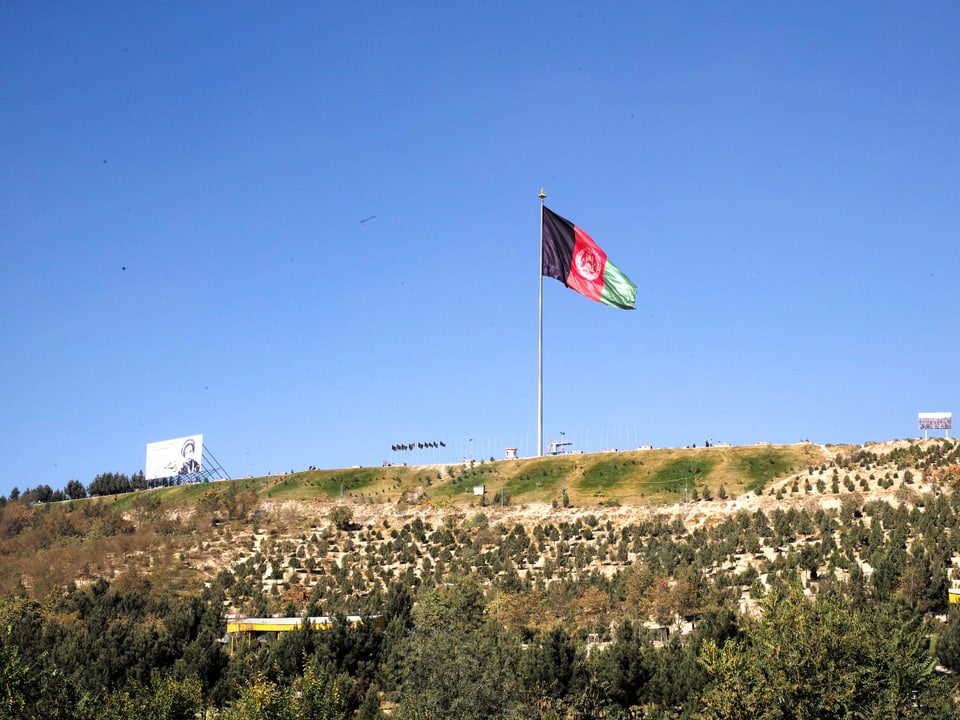 Auf dem Hügel im Quartier Wazir Akbar Khan weht die grösste Fahne Afghanistans.