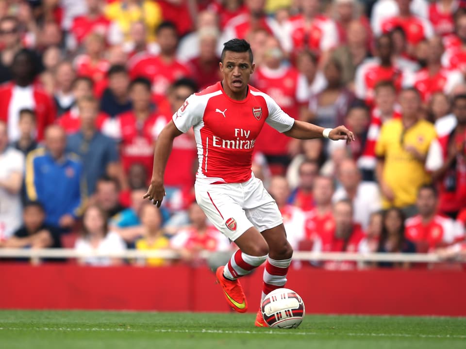 Alexis Sanchez führt den Ball in einem Testspiel von Arsenal.