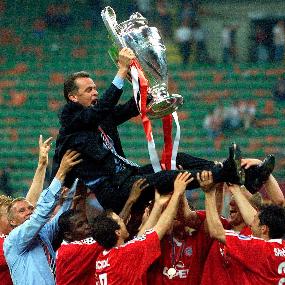 Hitzfeld mit dem Champions-League-Pokal. 