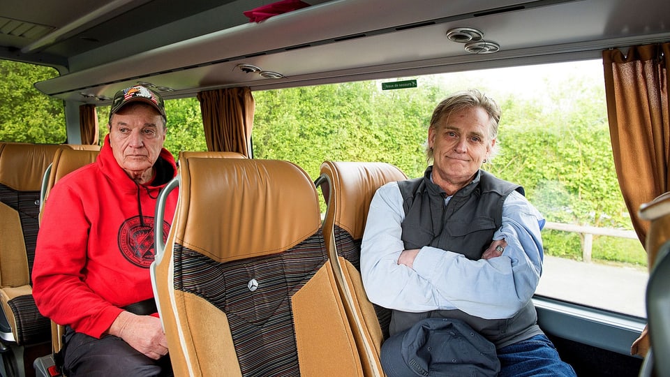 Zwei Männer in einem Reisebus in der Normandie.
