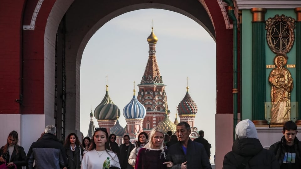 Menschen vor dem Roten Platz in Moskau, März 2022