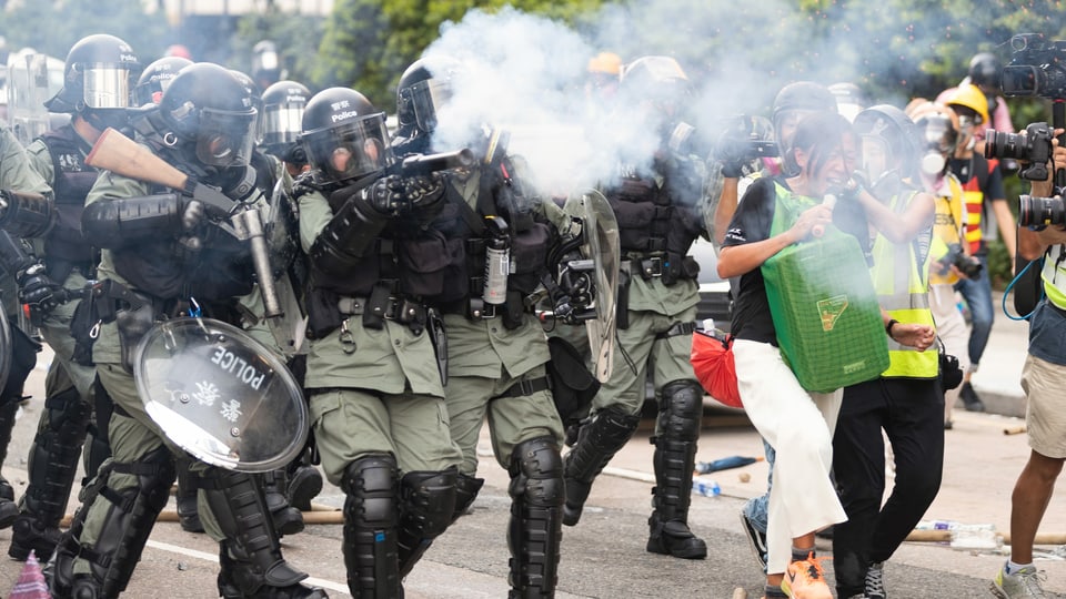 Bewaffnete Polizisten und Tränengas
