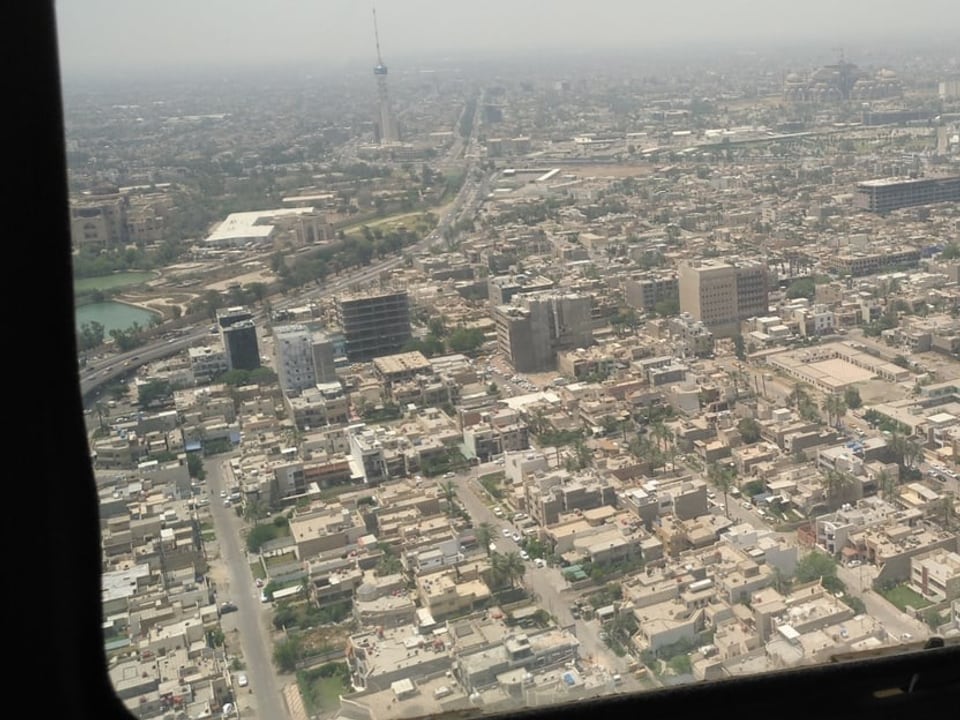 Blick aus einem Blackhawk-Helikopter der Armee auf Irak