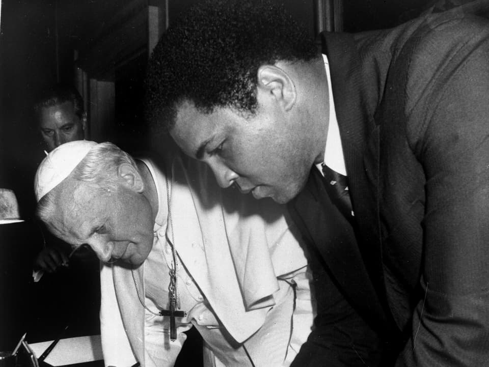 Muhammad Ali signiert im Vatikan am 6. Juni 1982 das Gästebuch im Beisein von Papst Johannes Paul