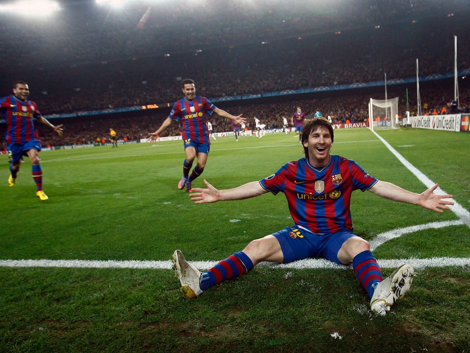 Nach seinem Goal zum 2:1 lässt sich Messi sich an der Eckfahne feiern.
