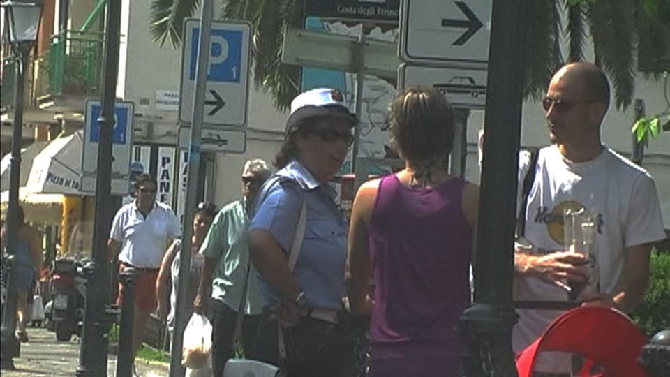Ehepaar diskutiert mit einer italienischen Polizistin