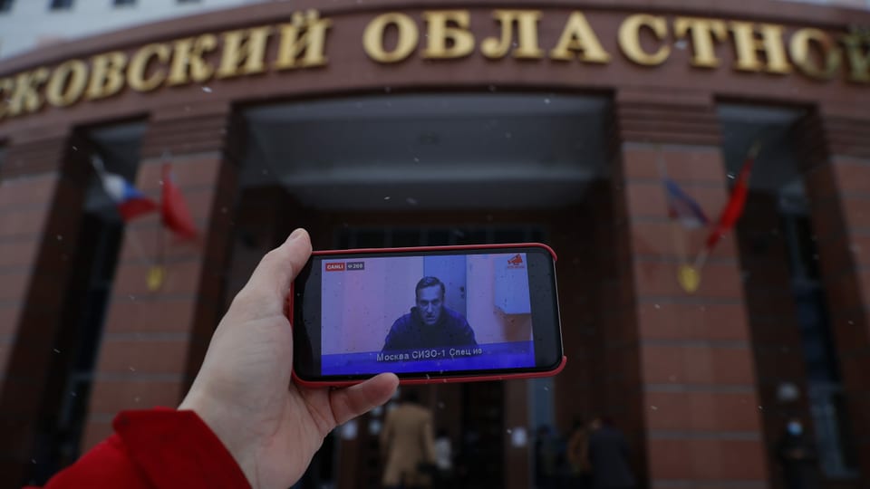 Übertragung der Anhörung von Nawalny vor Gerichtsgebäude