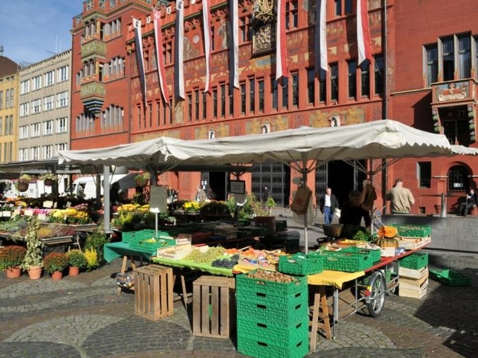Marktstand vor der Rathausfassade.