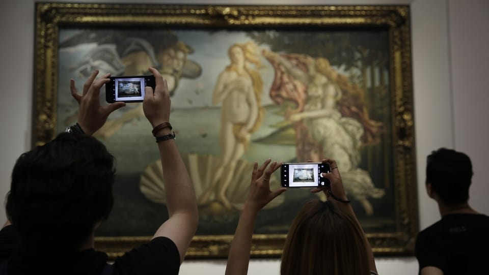 Menschen mit Handy vor der «Geburt der Venus» von Botticelli.