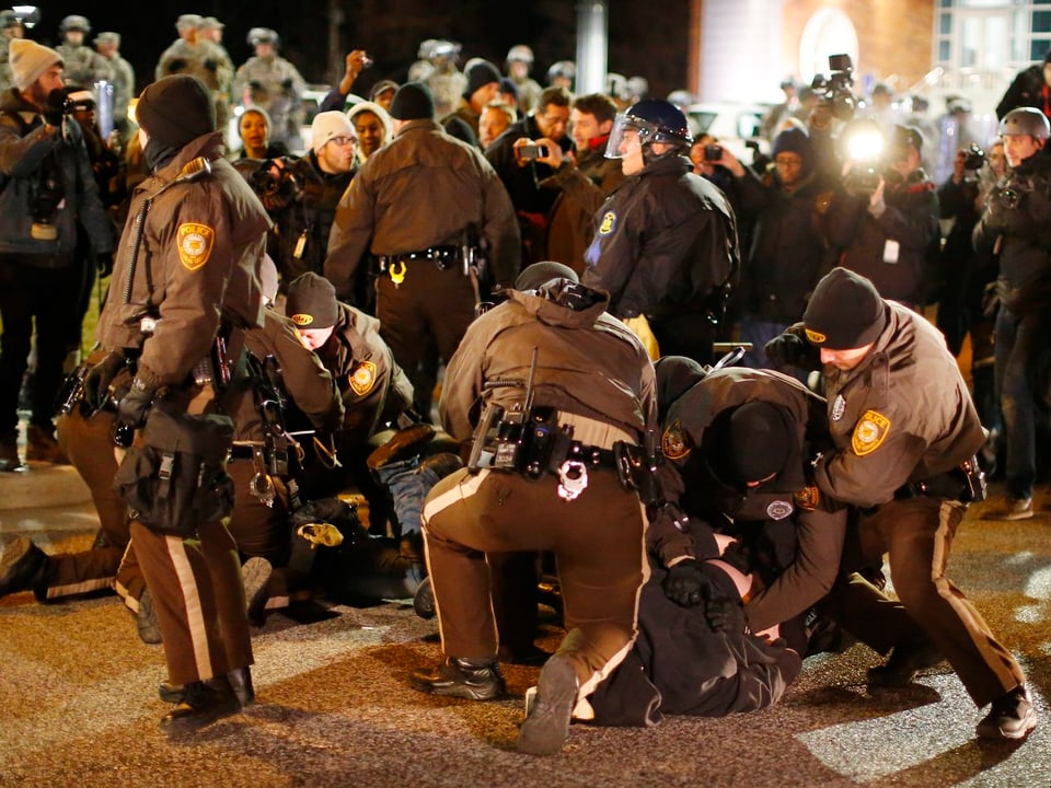 Mehrere Polizisten verhaften einen Demonstranten in Ferguson.