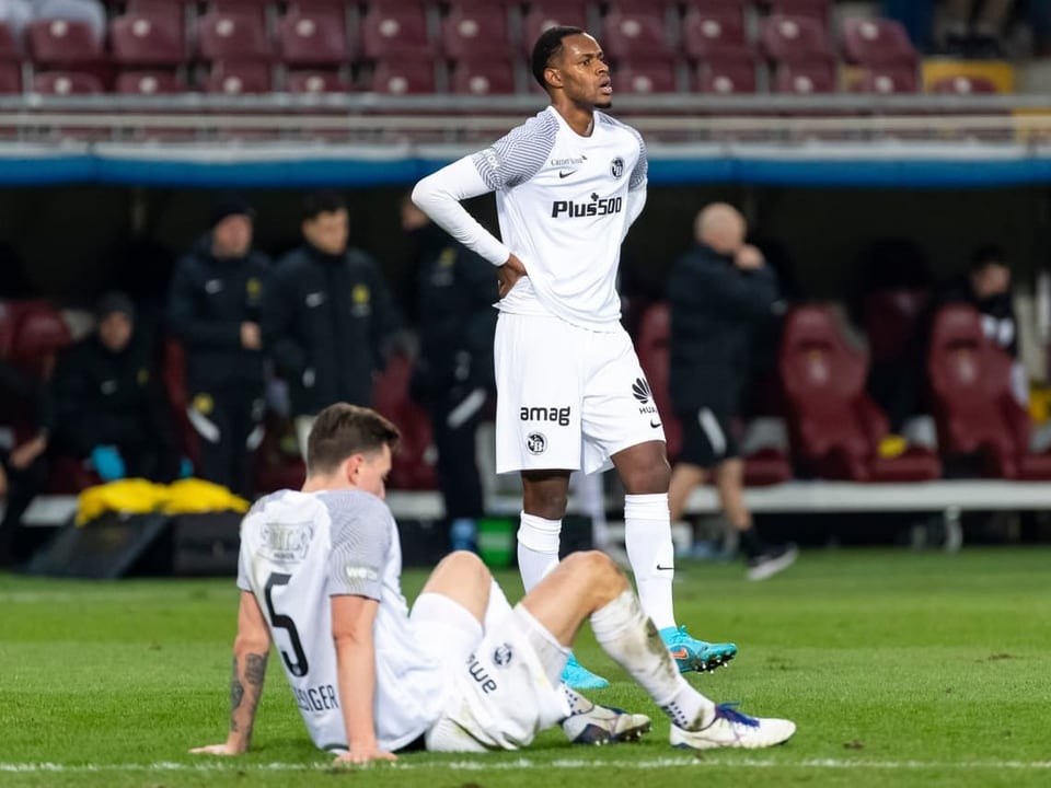 Die YB-Spieler Cedric Zesiger und Edimilson Fernandes.