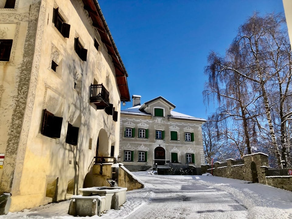 Guarda/GR Schneebedeckte Strasse in Guarda.