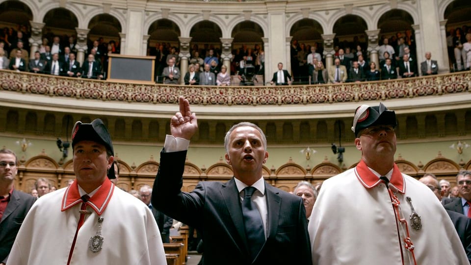 Bundesrat Burkhalter schwört bei seiner Vereidigung mit erhobener Hand