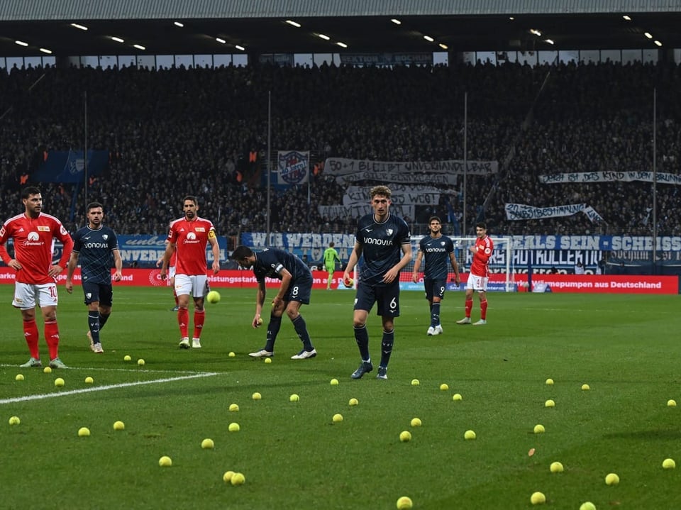 Fans von Union Berlin Sorgen mit Tennisbällen und Schokotalern für einen Spielunterbruch. 
