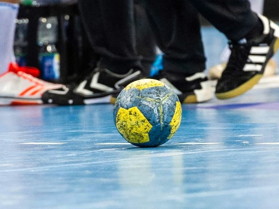 Handball am Hallenboden