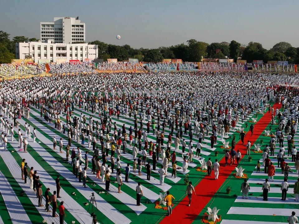 Ein grosses Feld mit Yoga-Praktizierenden in der indischen Stadt Lakhnau