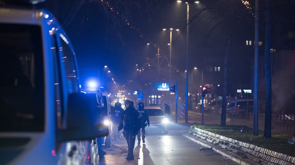 Polizeibeamte in der Silvesternacht in Berlin