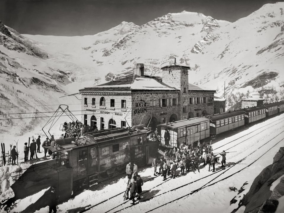 Winterbetrieb auf der Alp Grüm um 1930: Das Foto zeigt eine Lokomotive der Bernina-Bahn, die mit Elektrifizierung angetrieben wird.
