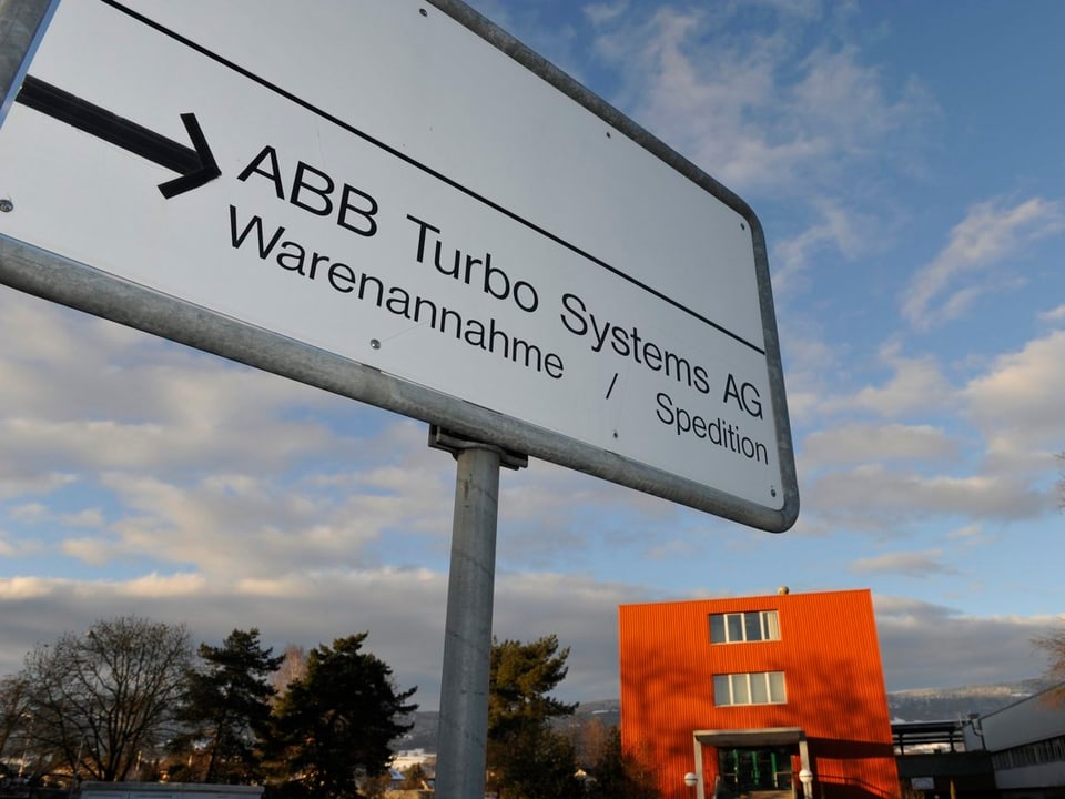 Schild mit Pfeil in Richtung Werk in Deitingen. Das Gebaeude der ABB-Schweiz-Tochter ABB Turbo Systems, aufgenommen am Dienstag, 22. Januar 2013 in Deitingen SO.