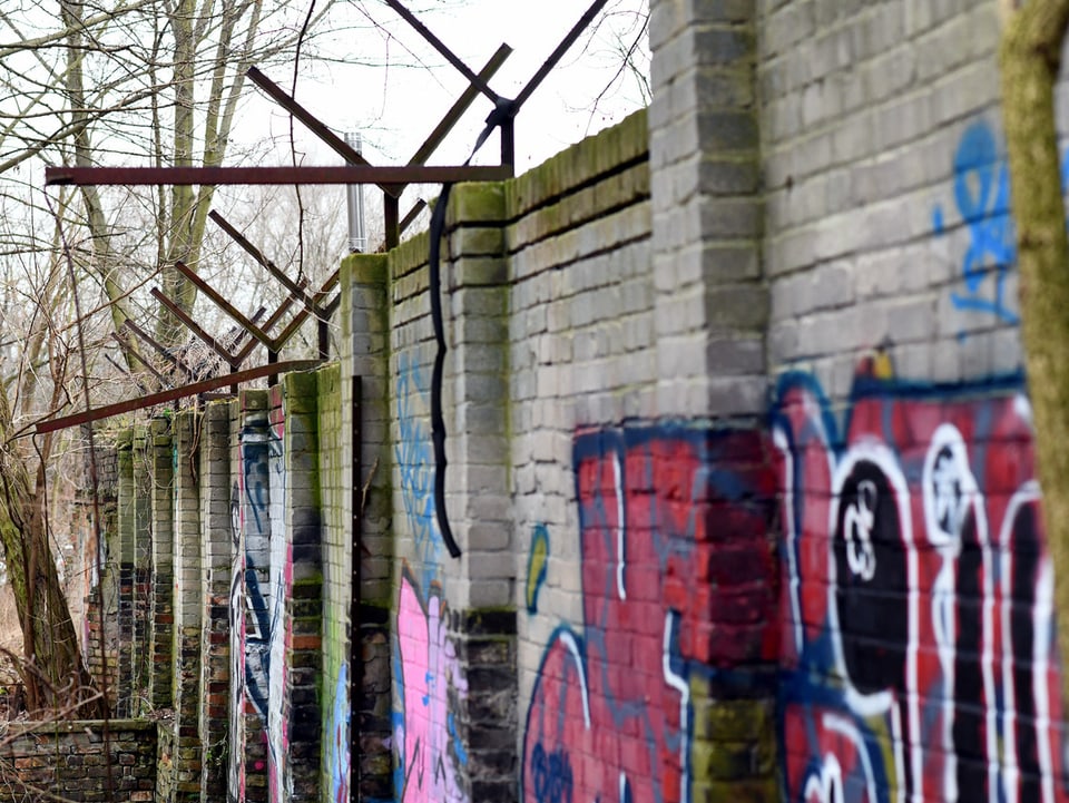 Berliner Mauer mit Graffiti.