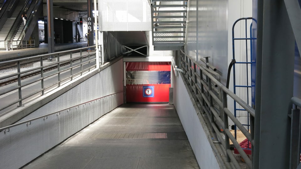 Der Eingang zur Unterführung - direkt beim Gleis. 