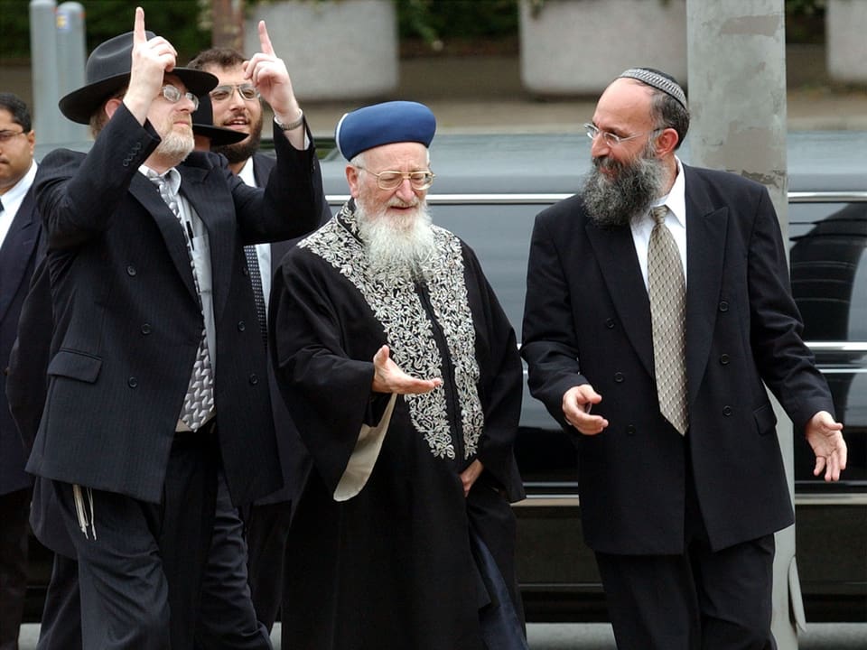 Der Oberrabiner wird von religiösen Juden begleitet. 