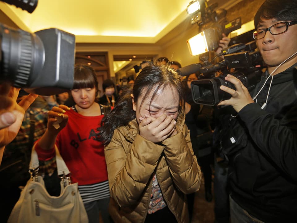 Eine Angehörige eines Passagiers in der vermissten Boeing weint in einer Hotelhalle in Peking. (reuters)