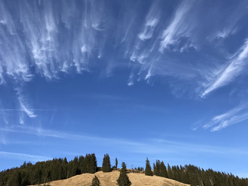 Wolkenformation über einem Hügel