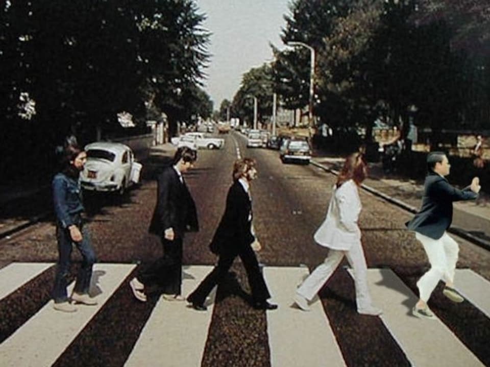 In dieser Bildmontage laufen die Beatles und der Sänger Psy über den Zebrastreifen der Abby Road.