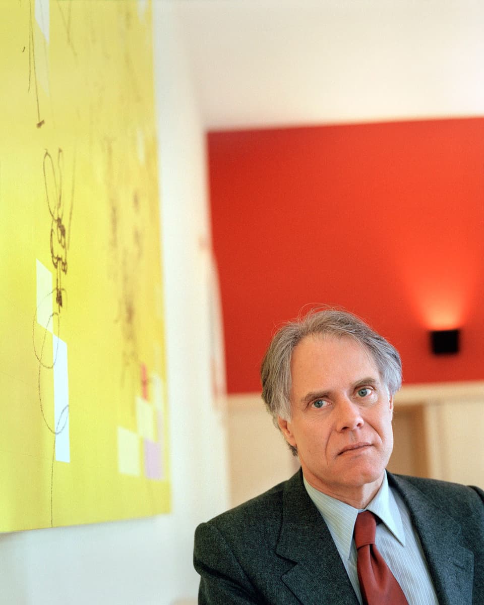 Moritz Leuenberger vor einem gelben und roten Bild.