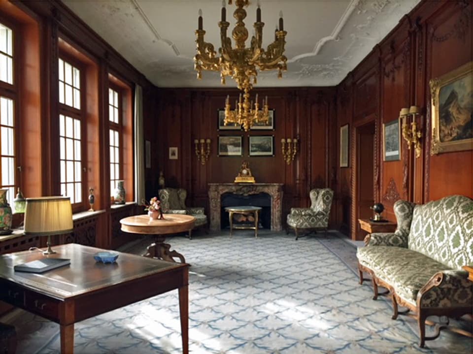 Zimmer im Innern des Hauses. Holzgetäfelte Wände, Marmorkamin und Möbel aus dem 19.Jahrhundert