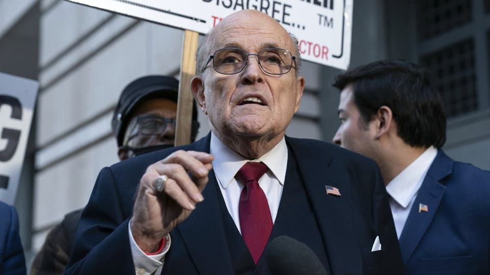 Rudy Giuliani spricht in ein Mikrofon