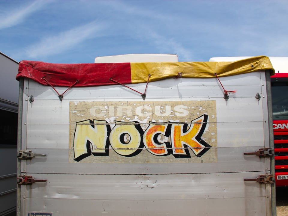 Ein Logo des Circus Knock auf einem Wagen.