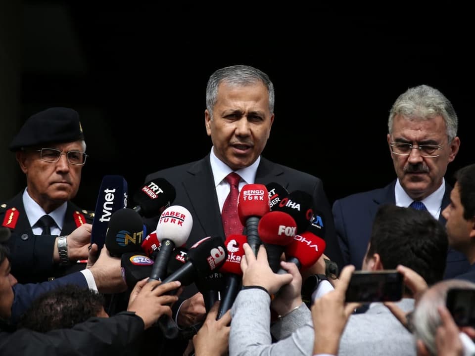 Ali Yerlikaya spricht nach dem Bombenanschlag vor den Medien.