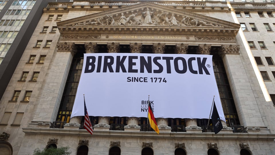 Grosses Banner mit der Aufschrift «Birkenstock Sicne 1774» prangert an der New Yorker Börse