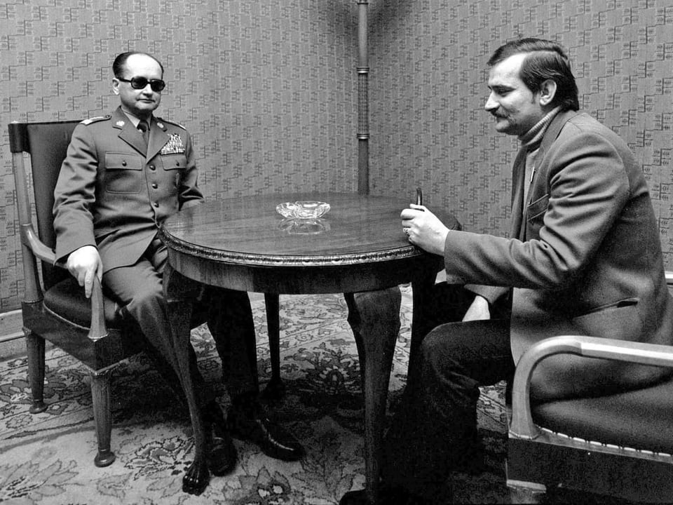 Lech Walesa und Wojziech Jaruzelski sitzen sich gegenüber