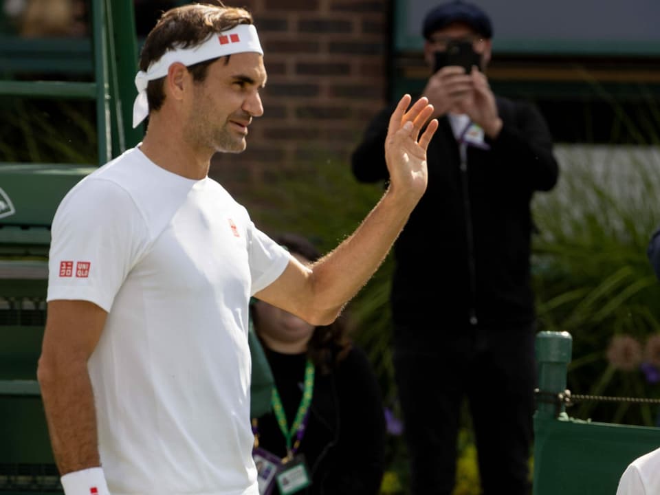 Roger Federer winkt mit der linken Hand.