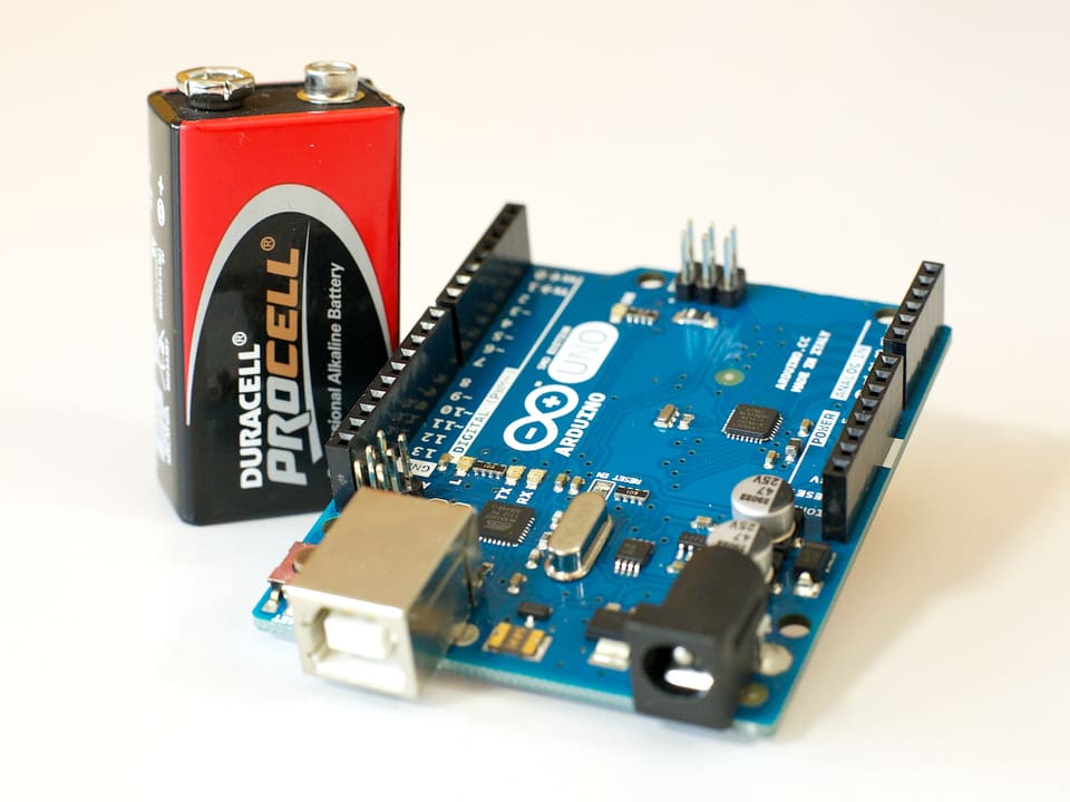 Der Arduino Micro–PC neben einer 9 Volt Batterie.