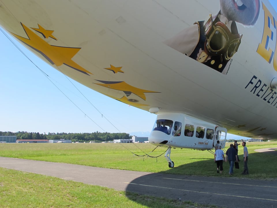 Der Zeppelin schwebt beim Ein-und Aussteigen der Passagiere leicht über dem Boden.