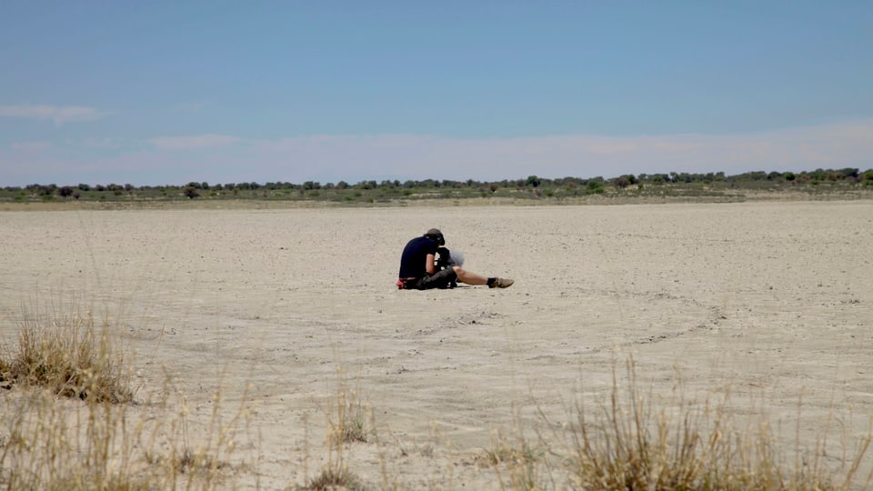 Kameramann Lukas Schmid im Einsatz in einer Salzpfanne in der Kalahari.