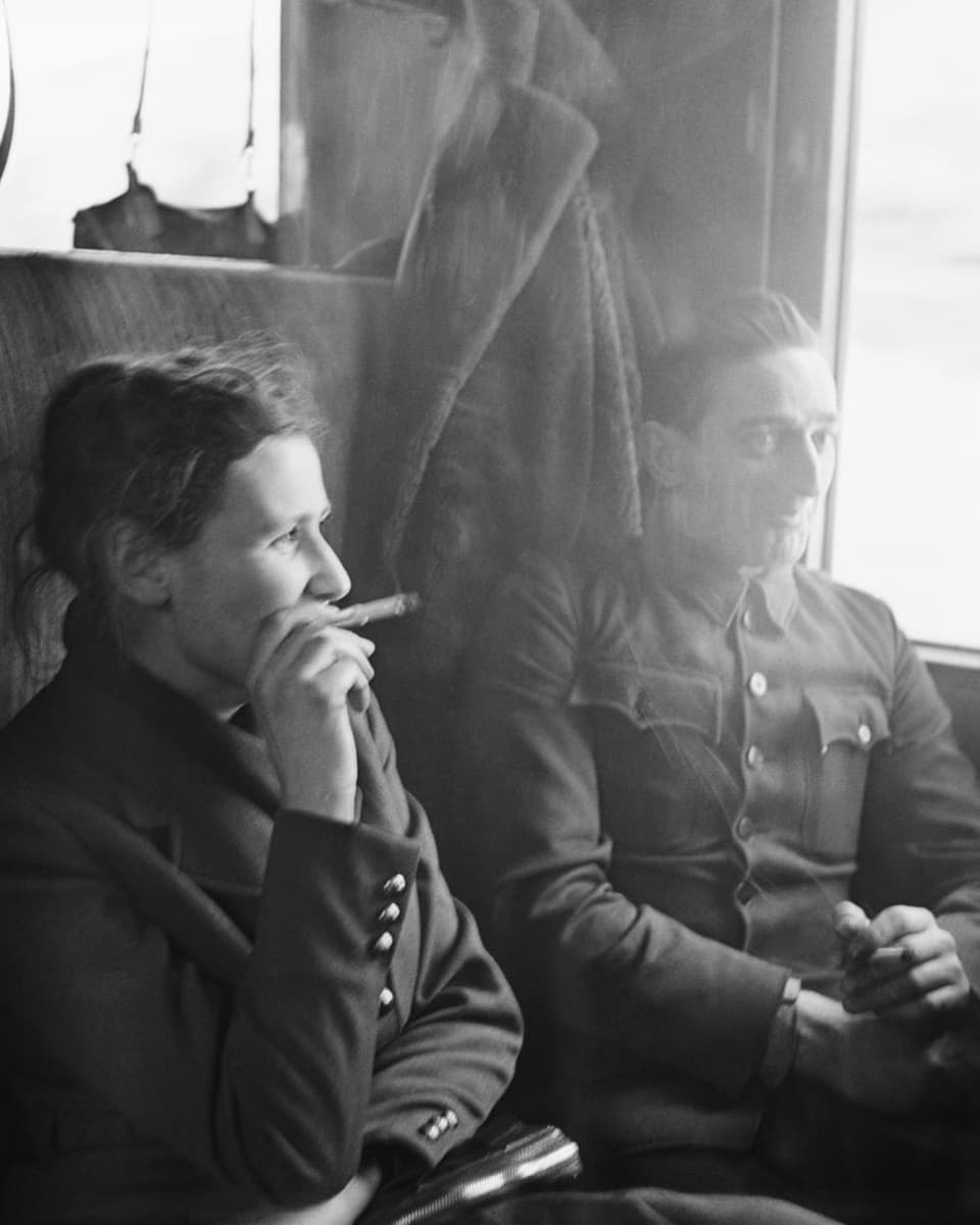 Historisch: Zwei Personen 1942 rauchend im Zug.