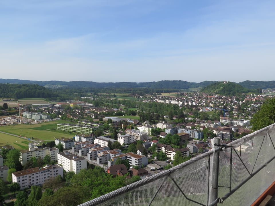 Ein Arbeitsplatz mit Aussicht: Von der obersten Plattform des Gerüstes bietet sich ein spektakuläres Panorama über Lenzburg und die Umgebung.