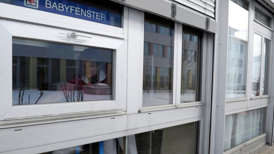 Das Babyfenster des Spitals Einiedeln.