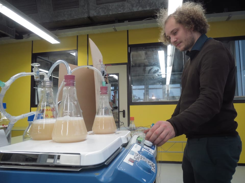 Komponist Serge Vuille steht im Labor