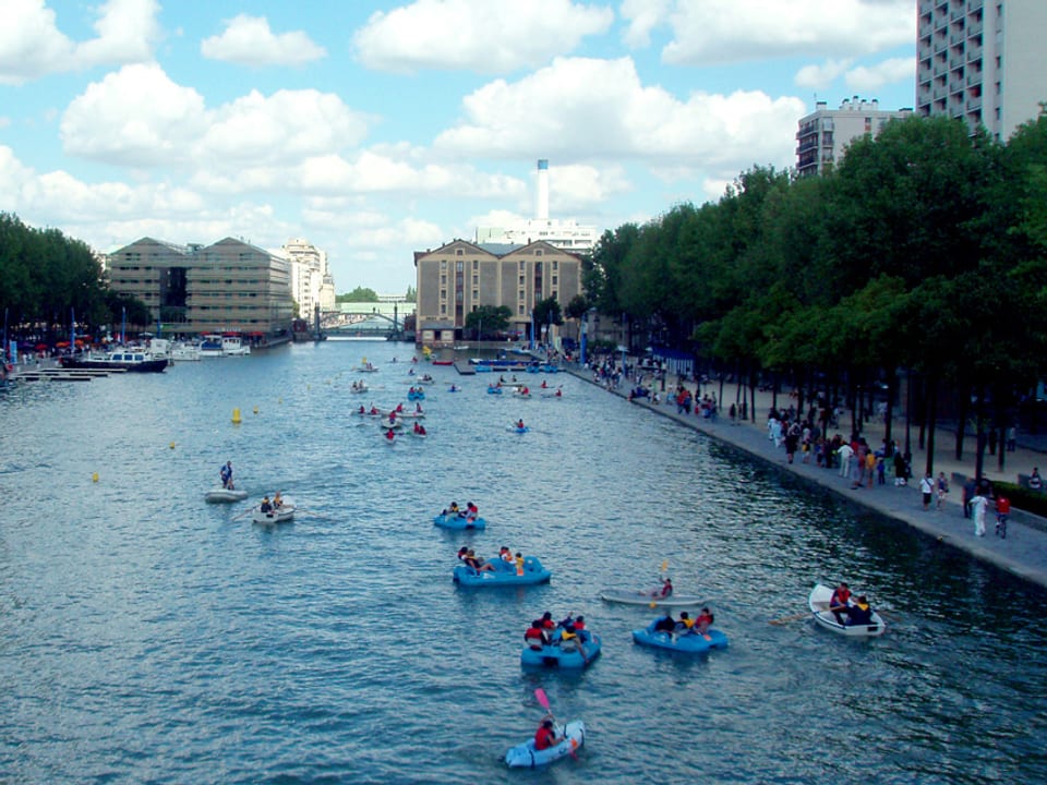 Viele Boote bevölkern die Seine.