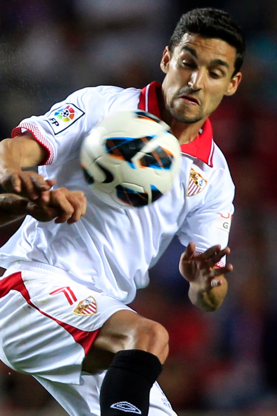 Der spanische Internationale Jesús Navas wechselt vom FC Sevilla zum englischen Vize-Meister Manchester City. Wie die Andalusier am Montag auf ihrer Homepage verkündeten, müsse der 27-Jährige nur noch den obligatorischen Medizincheck bestehen.