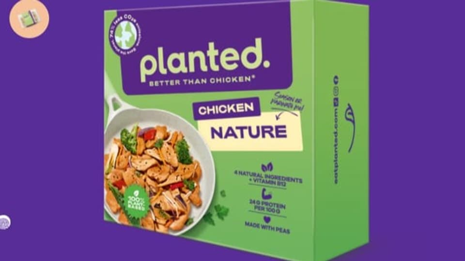 Auf einer Planted-Chicken-Verpackung steht 100 Prozent plant-based.